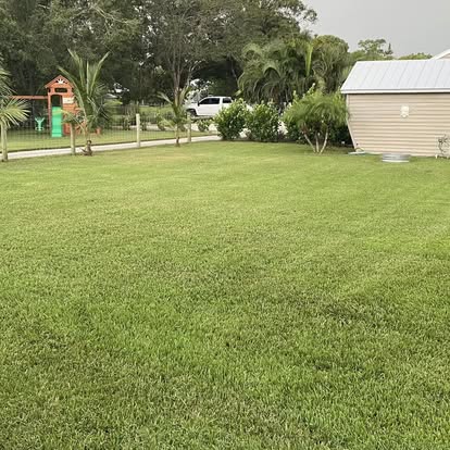 Freshly mowed large lawn in Fort Pierce FL, clean professional result